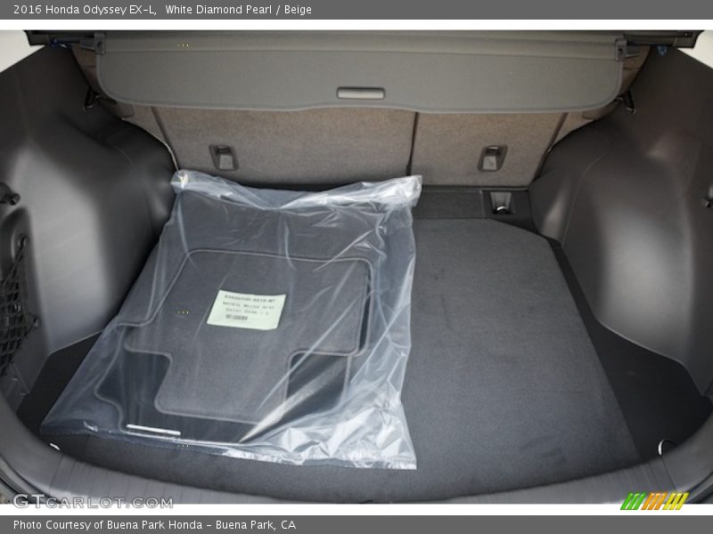 White Diamond Pearl / Beige 2016 Honda Odyssey EX-L