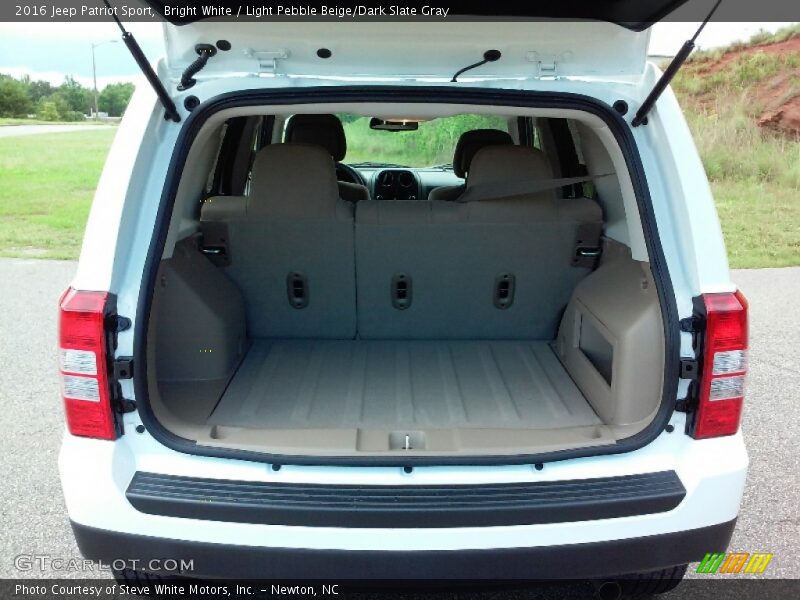 Bright White / Light Pebble Beige/Dark Slate Gray 2016 Jeep Patriot Sport