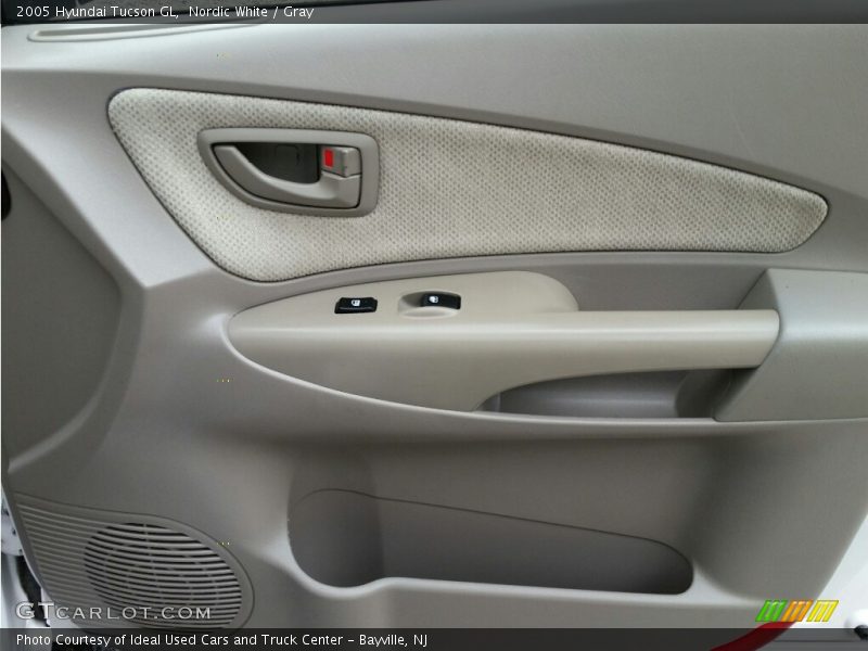 Nordic White / Gray 2005 Hyundai Tucson GL