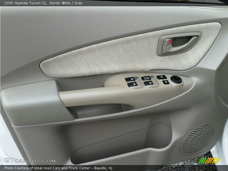 Nordic White / Gray 2005 Hyundai Tucson GL