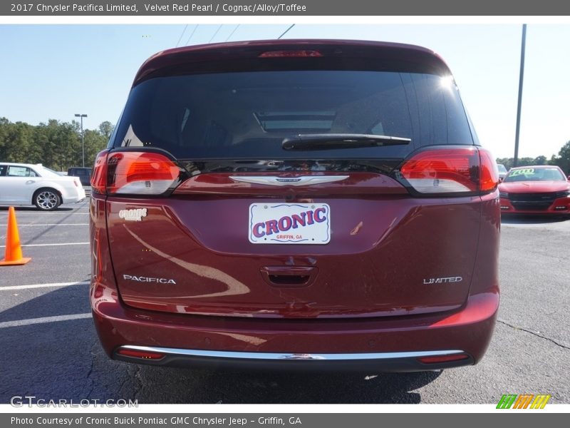Velvet Red Pearl / Cognac/Alloy/Toffee 2017 Chrysler Pacifica Limited