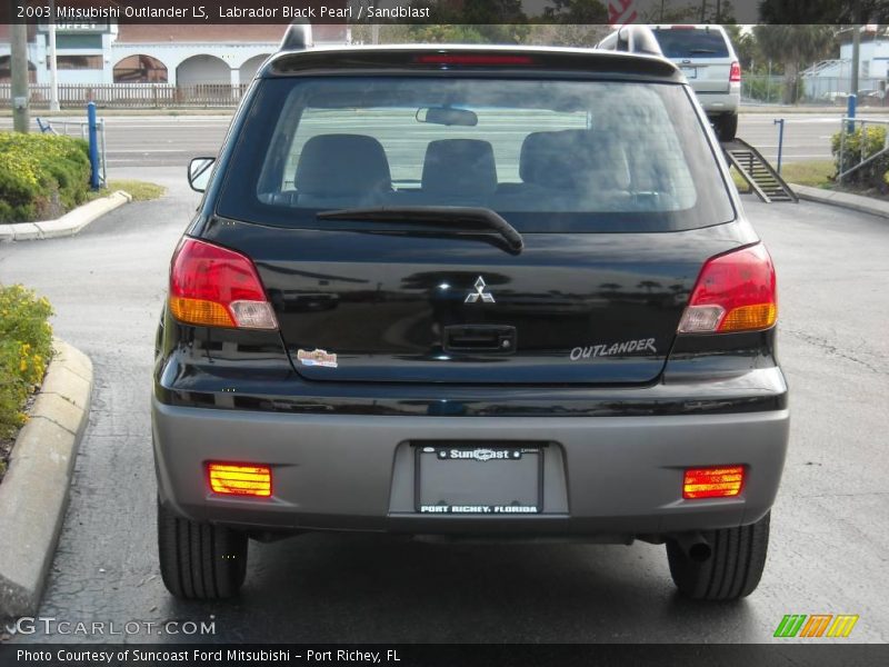 Labrador Black Pearl / Sandblast 2003 Mitsubishi Outlander LS