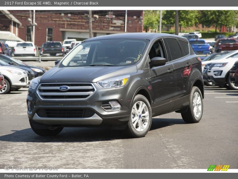 Front 3/4 View of 2017 Escape SE 4WD
