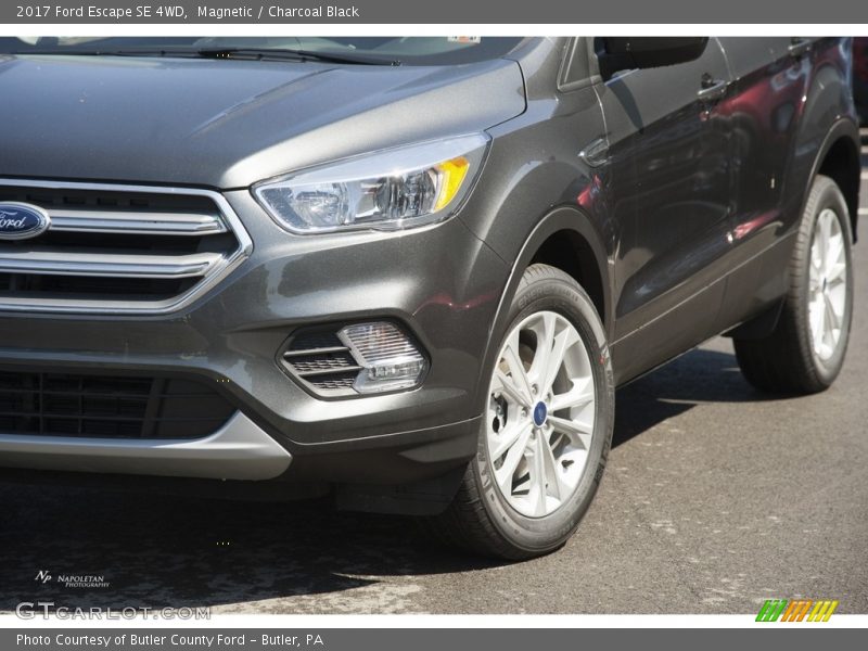 Magnetic / Charcoal Black 2017 Ford Escape SE 4WD