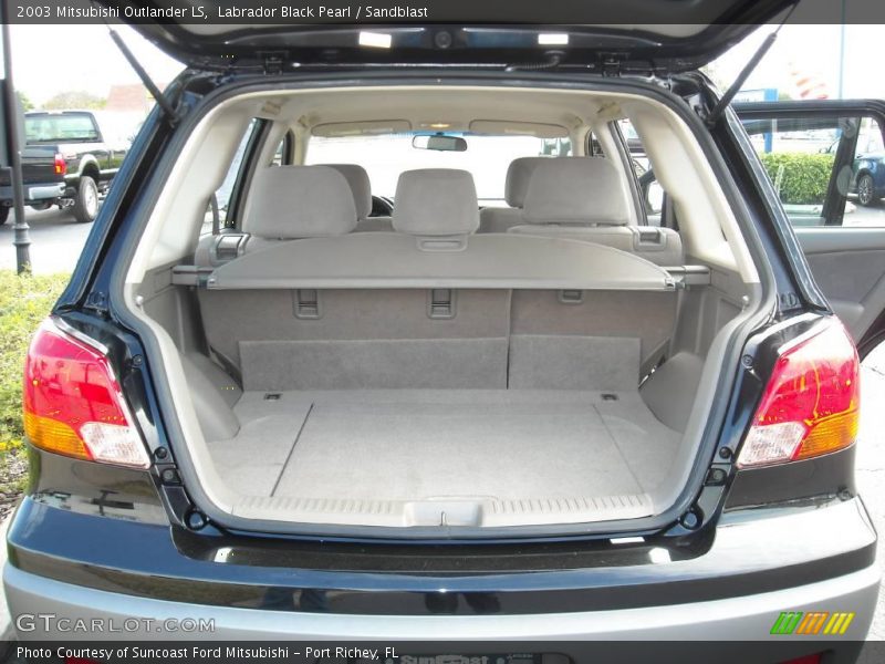 Labrador Black Pearl / Sandblast 2003 Mitsubishi Outlander LS
