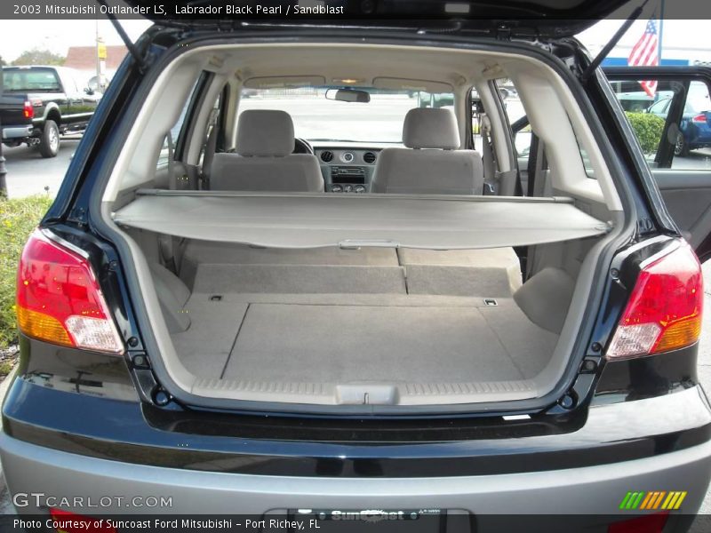 Labrador Black Pearl / Sandblast 2003 Mitsubishi Outlander LS