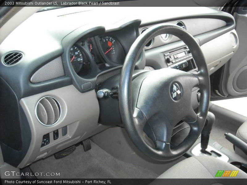 Labrador Black Pearl / Sandblast 2003 Mitsubishi Outlander LS