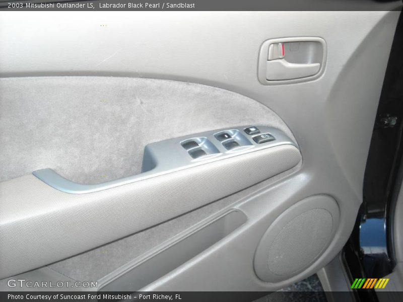 Labrador Black Pearl / Sandblast 2003 Mitsubishi Outlander LS