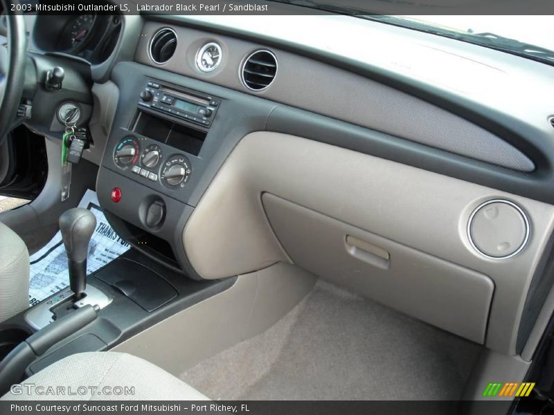 Labrador Black Pearl / Sandblast 2003 Mitsubishi Outlander LS