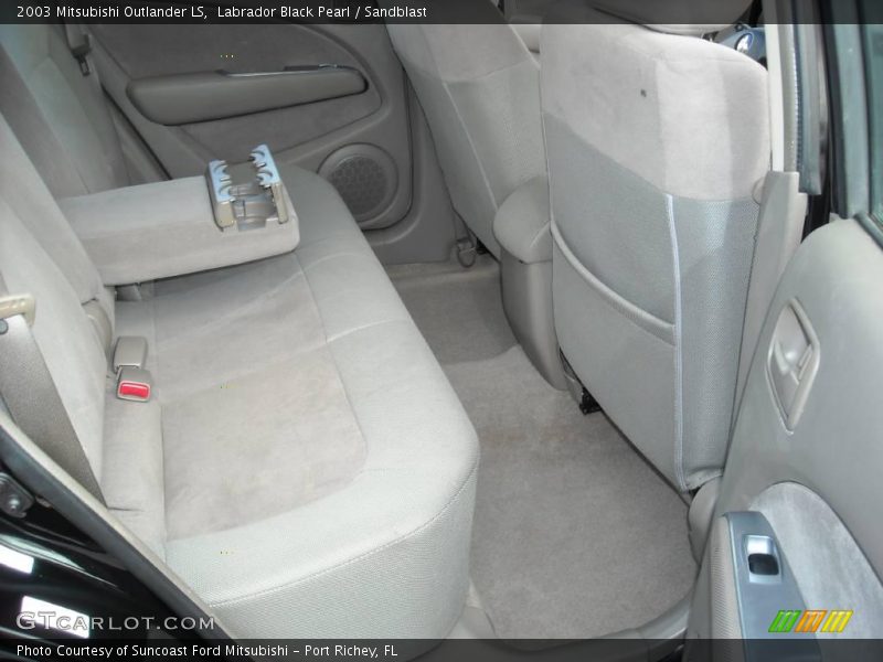 Labrador Black Pearl / Sandblast 2003 Mitsubishi Outlander LS