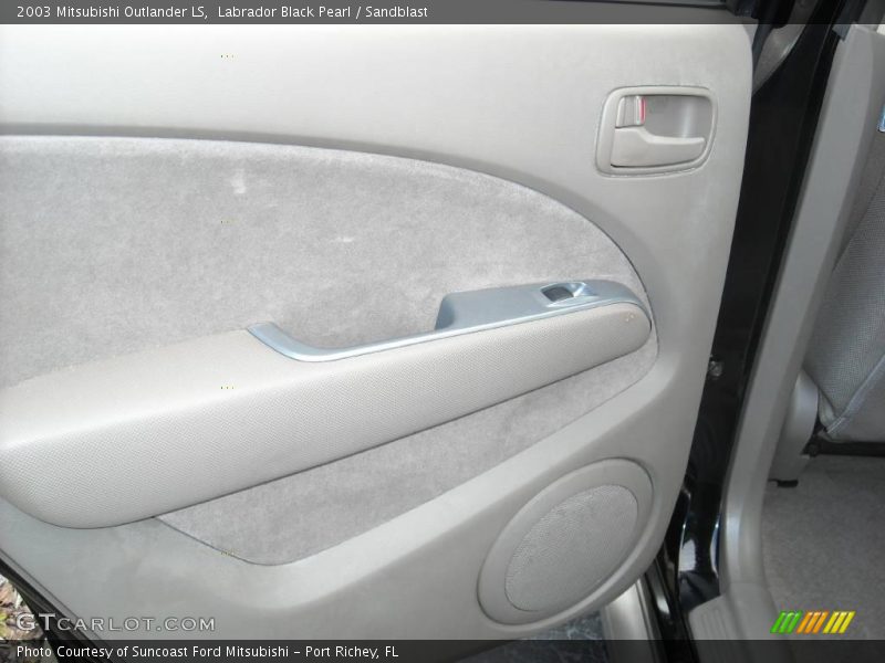 Labrador Black Pearl / Sandblast 2003 Mitsubishi Outlander LS