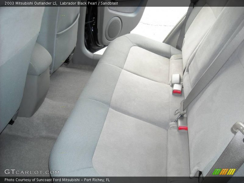 Labrador Black Pearl / Sandblast 2003 Mitsubishi Outlander LS