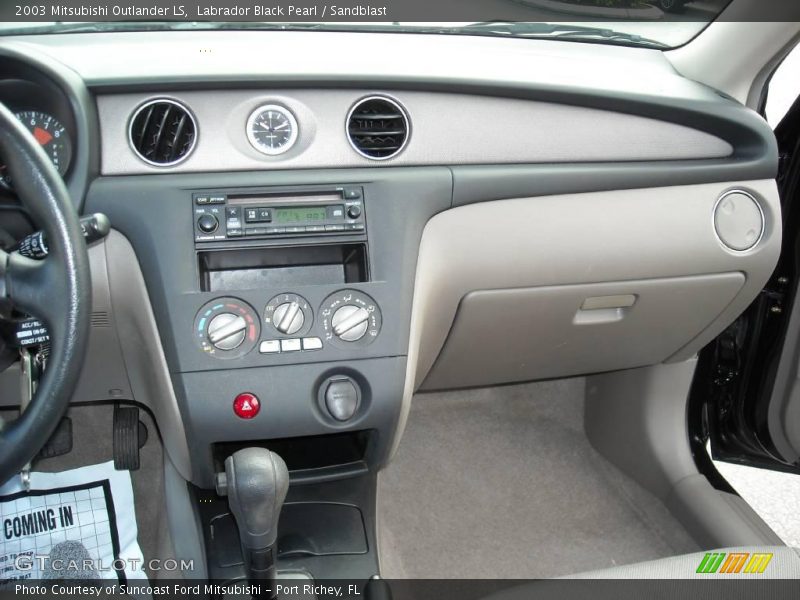 Labrador Black Pearl / Sandblast 2003 Mitsubishi Outlander LS