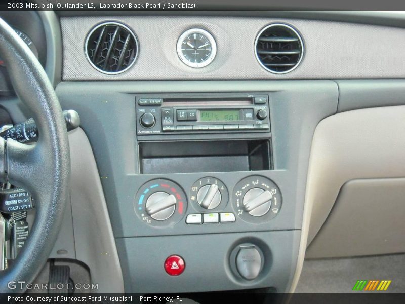 Labrador Black Pearl / Sandblast 2003 Mitsubishi Outlander LS