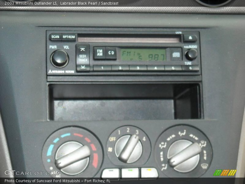 Labrador Black Pearl / Sandblast 2003 Mitsubishi Outlander LS