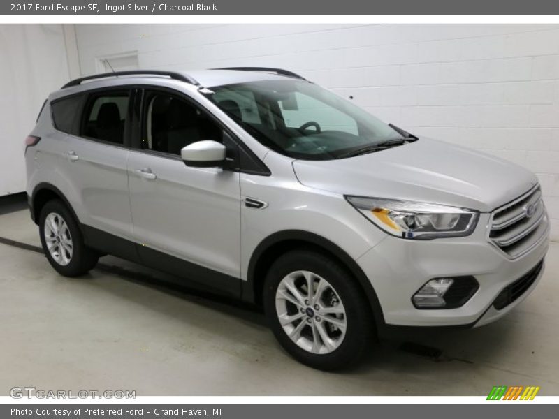 Ingot Silver / Charcoal Black 2017 Ford Escape SE