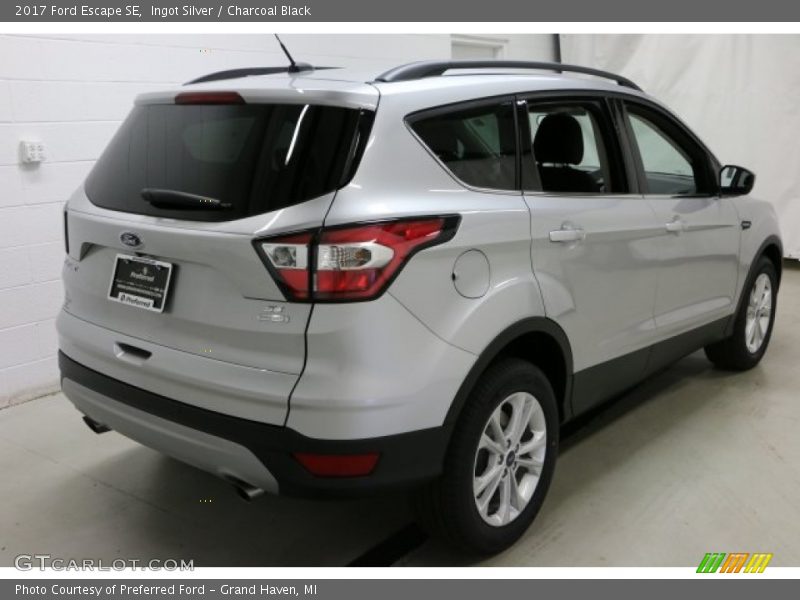 Ingot Silver / Charcoal Black 2017 Ford Escape SE