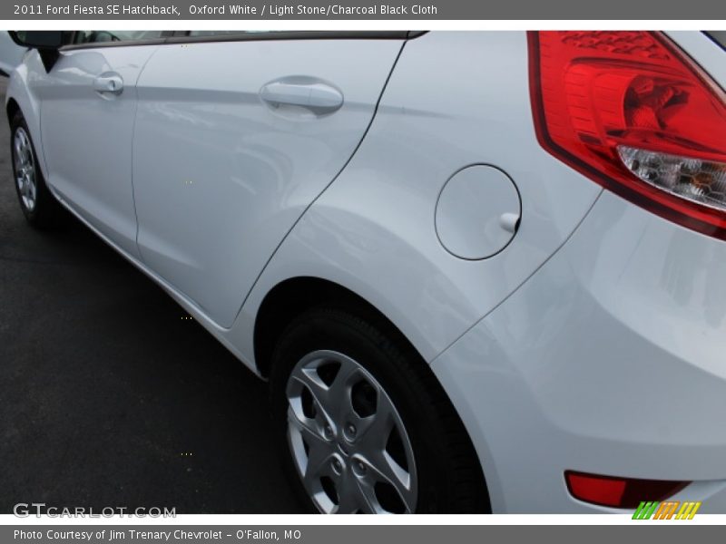 Oxford White / Light Stone/Charcoal Black Cloth 2011 Ford Fiesta SE Hatchback