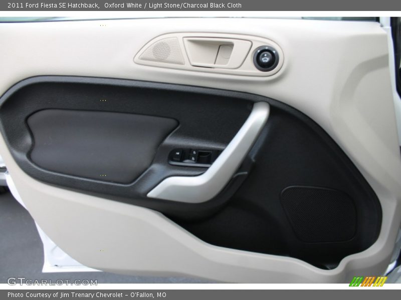 Oxford White / Light Stone/Charcoal Black Cloth 2011 Ford Fiesta SE Hatchback