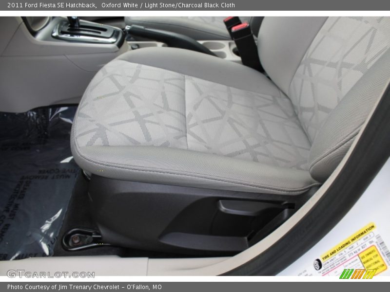 Oxford White / Light Stone/Charcoal Black Cloth 2011 Ford Fiesta SE Hatchback