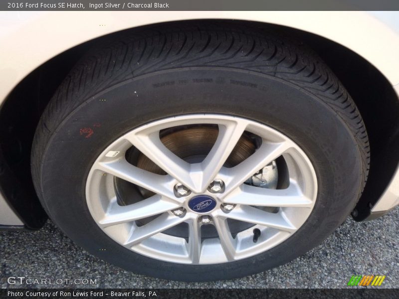 Ingot Silver / Charcoal Black 2016 Ford Focus SE Hatch