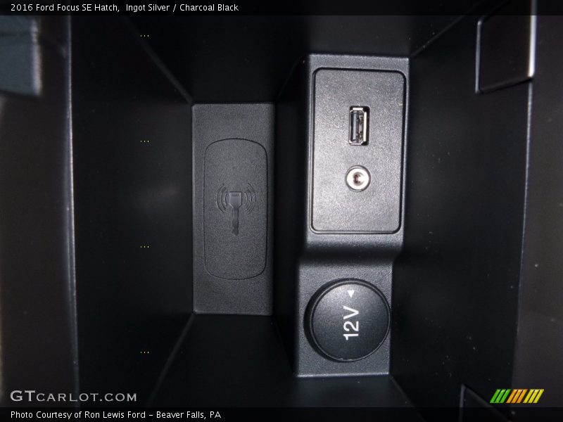 Ingot Silver / Charcoal Black 2016 Ford Focus SE Hatch