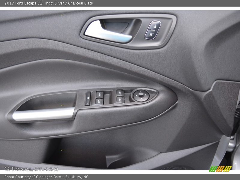 Ingot Silver / Charcoal Black 2017 Ford Escape SE