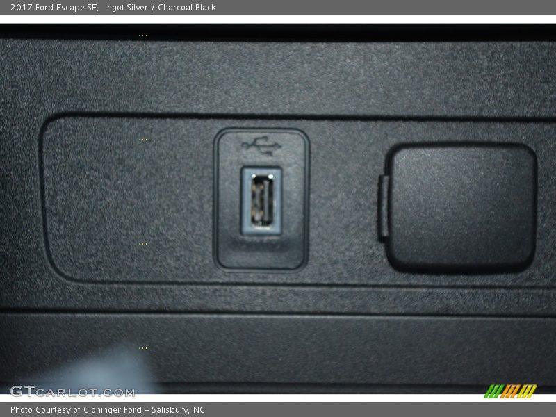 Ingot Silver / Charcoal Black 2017 Ford Escape SE