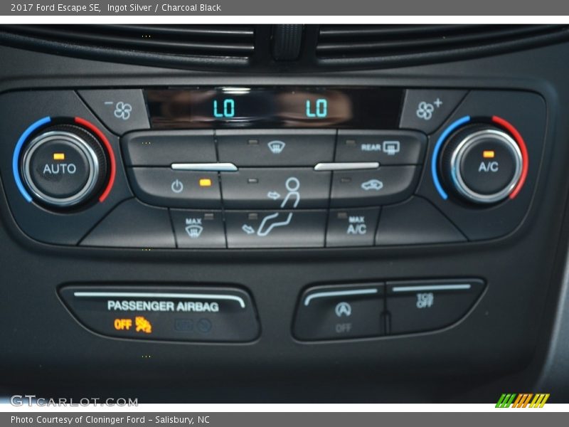 Ingot Silver / Charcoal Black 2017 Ford Escape SE