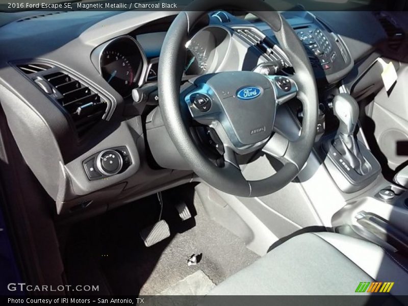 Magnetic Metallic / Charcoal Black 2016 Ford Escape SE