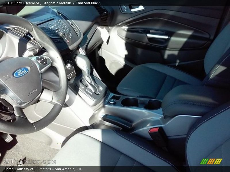 Magnetic Metallic / Charcoal Black 2016 Ford Escape SE