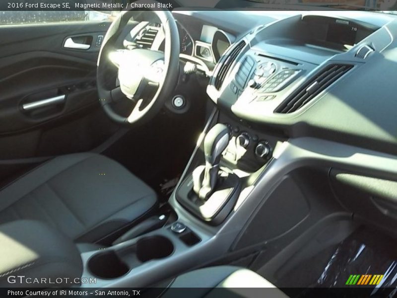 Magnetic Metallic / Charcoal Black 2016 Ford Escape SE