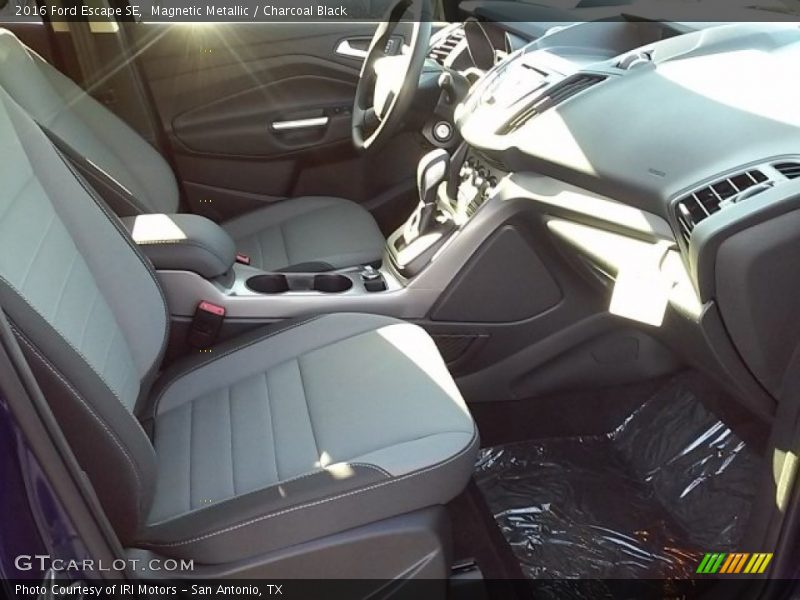 Magnetic Metallic / Charcoal Black 2016 Ford Escape SE