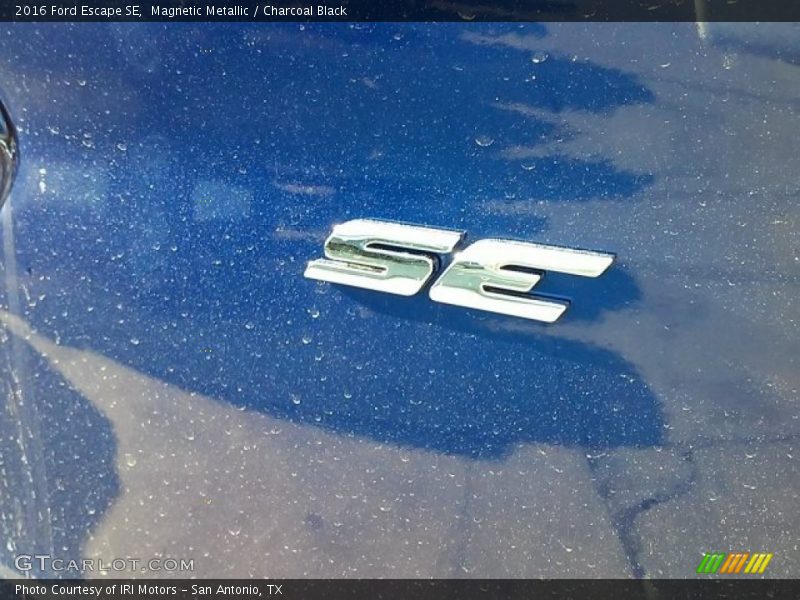 Magnetic Metallic / Charcoal Black 2016 Ford Escape SE
