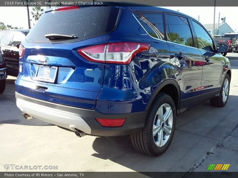 Magnetic Metallic / Charcoal Black 2016 Ford Escape SE