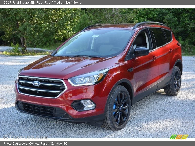 Front 3/4 View of 2017 Escape SE