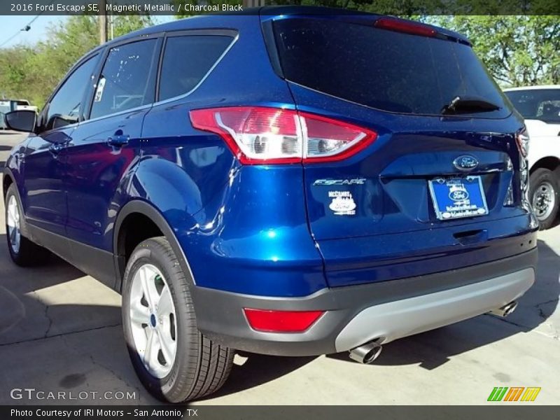 Magnetic Metallic / Charcoal Black 2016 Ford Escape SE