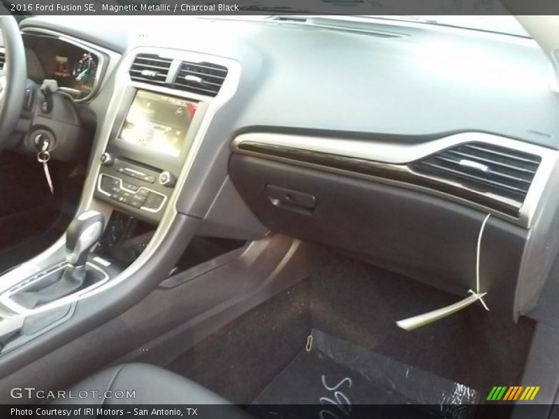 Magnetic Metallic / Charcoal Black 2016 Ford Fusion SE