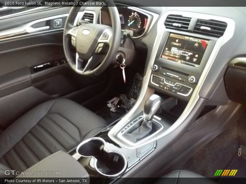 Magnetic Metallic / Charcoal Black 2016 Ford Fusion SE