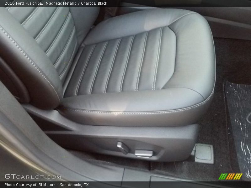 Magnetic Metallic / Charcoal Black 2016 Ford Fusion SE