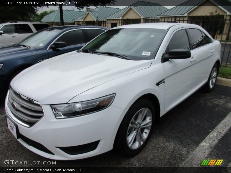 Oxford White / Dune 2016 Ford Taurus SE