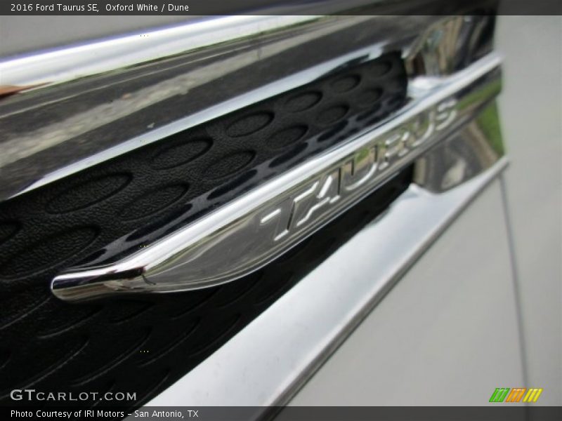 Oxford White / Dune 2016 Ford Taurus SE