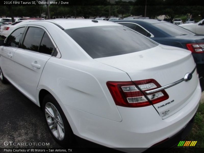 Oxford White / Dune 2016 Ford Taurus SE