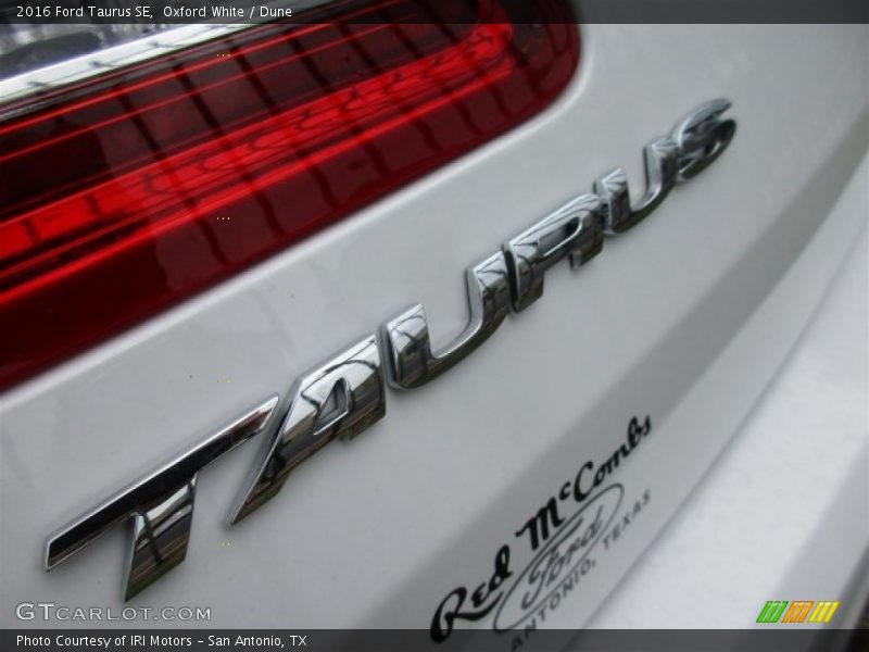 Oxford White / Dune 2016 Ford Taurus SE