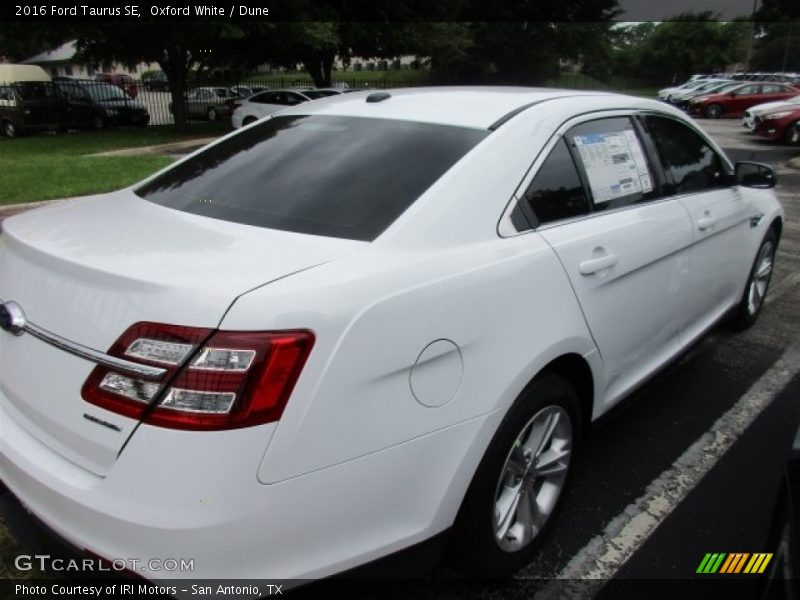 Oxford White / Dune 2016 Ford Taurus SE