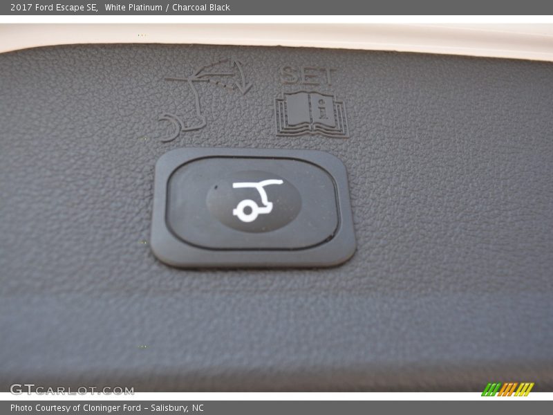 White Platinum / Charcoal Black 2017 Ford Escape SE