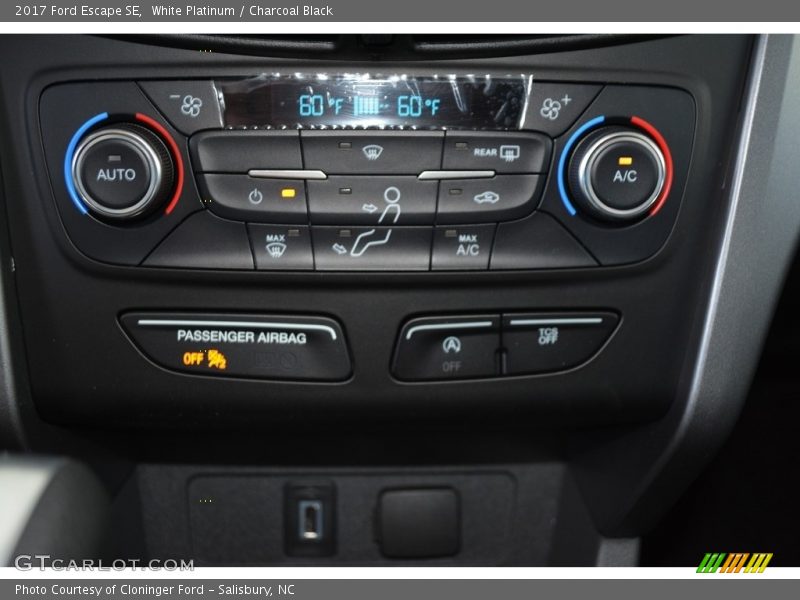 White Platinum / Charcoal Black 2017 Ford Escape SE