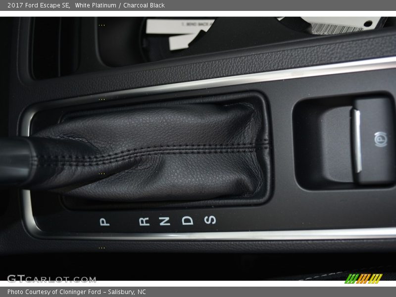 White Platinum / Charcoal Black 2017 Ford Escape SE
