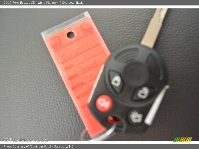 White Platinum / Charcoal Black 2017 Ford Escape SE