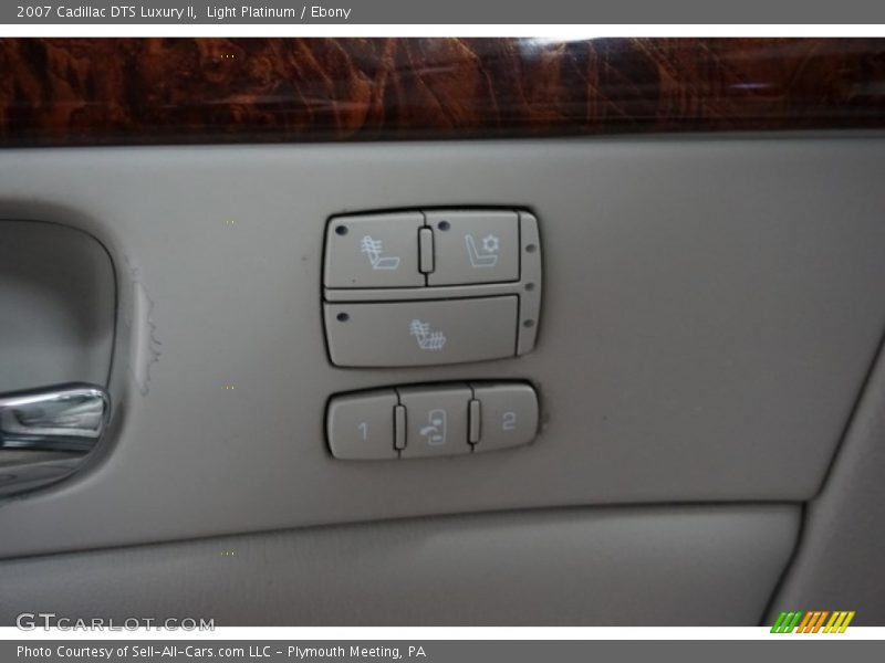 Light Platinum / Ebony 2007 Cadillac DTS Luxury II
